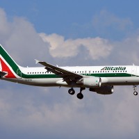 Alitalia_Airbus_A320_(EI-DTM)